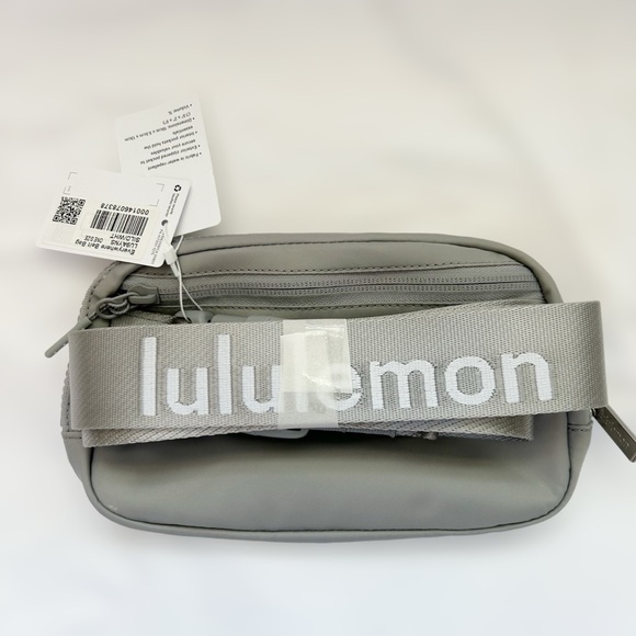 NEW Lululemon OG Silver White Everywhere Belt Bag - Picture 5 of 5